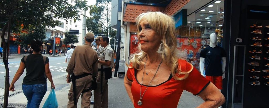 A Senhora que Morreu no Trailer Documentário Brasileiro Crítica Filme Imagem